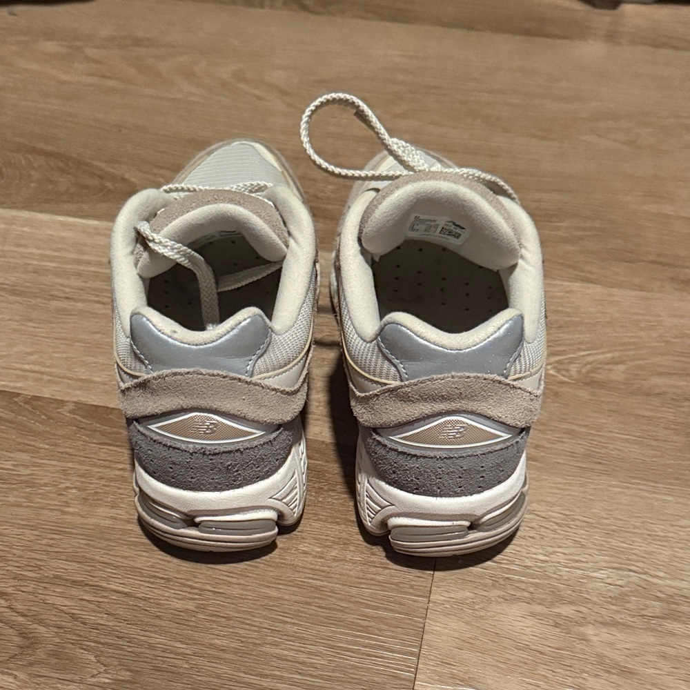 GREAT CONDITION New Balance 2002R Driftwood/ Sandstone Size Women 8/ Men 6.5 - Picture 4 of 5